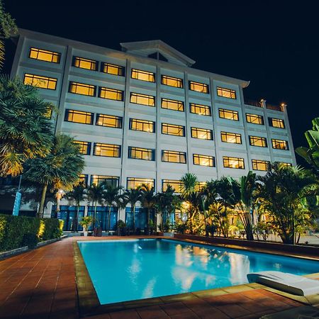 Sisombat Plaza Hotel Vang Vieng Exterior photo