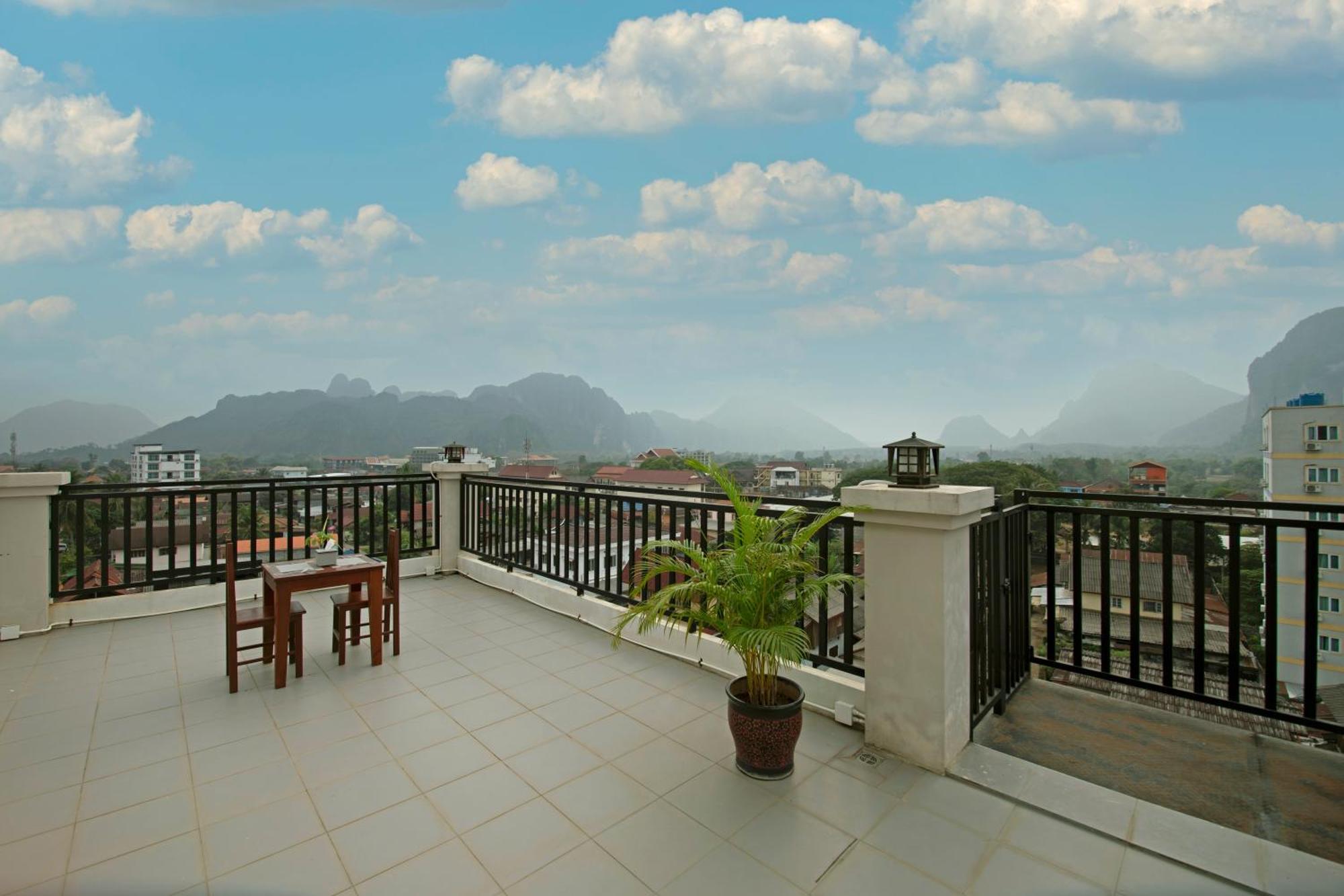 Sisombat Plaza Hotel Vang Vieng Exterior photo