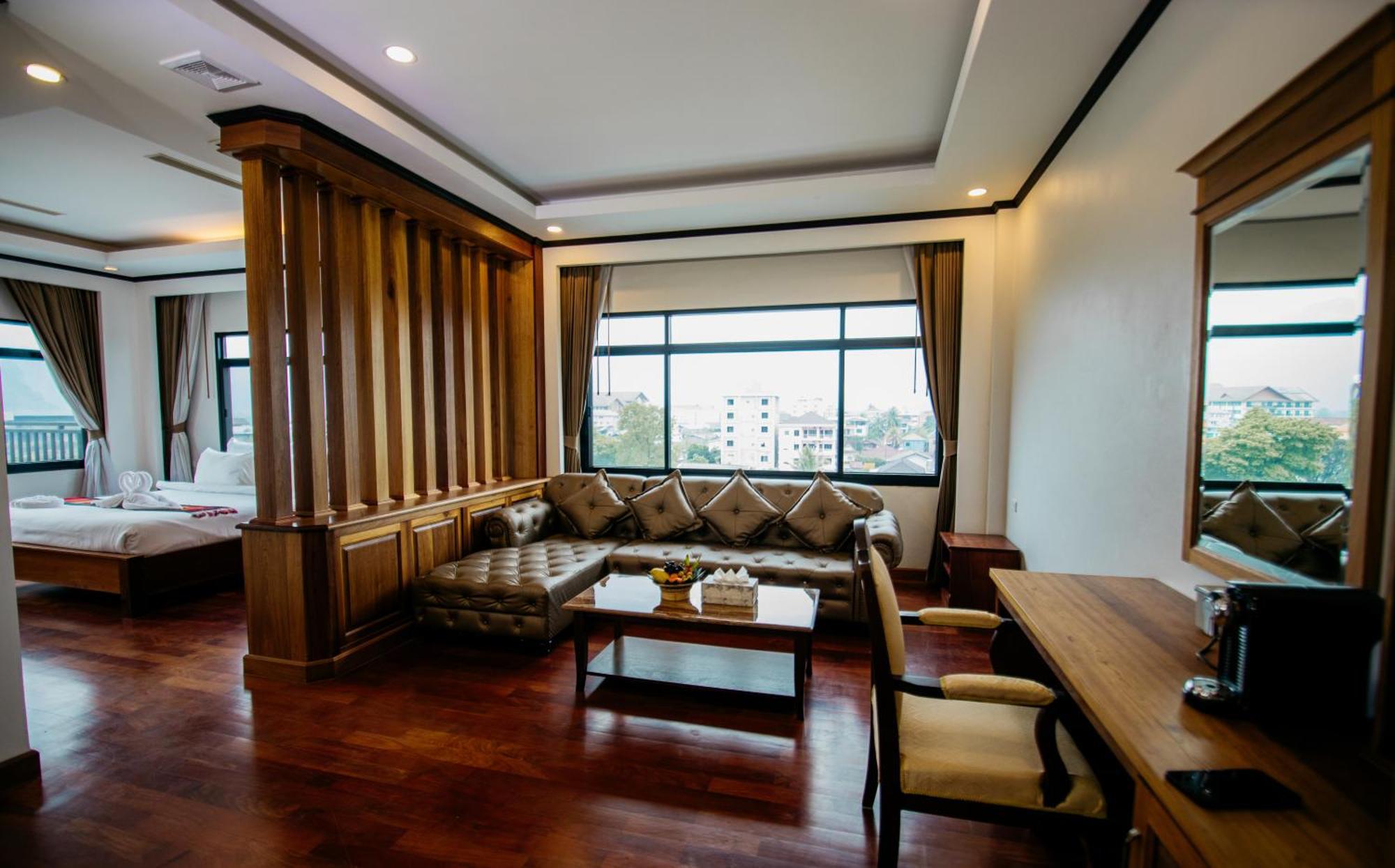Sisombat Plaza Hotel Vang Vieng Exterior photo