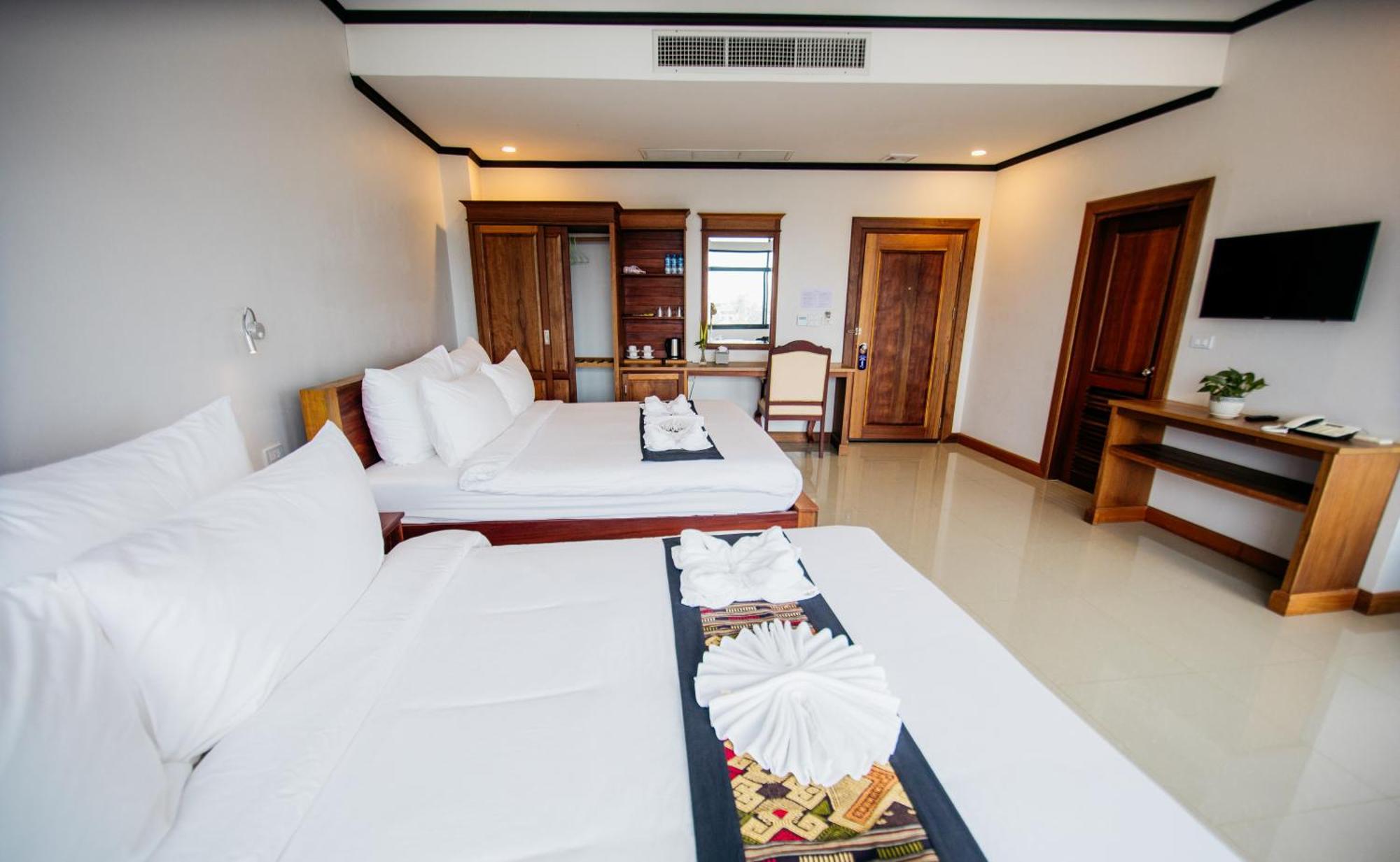 Sisombat Plaza Hotel Vang Vieng Exterior photo