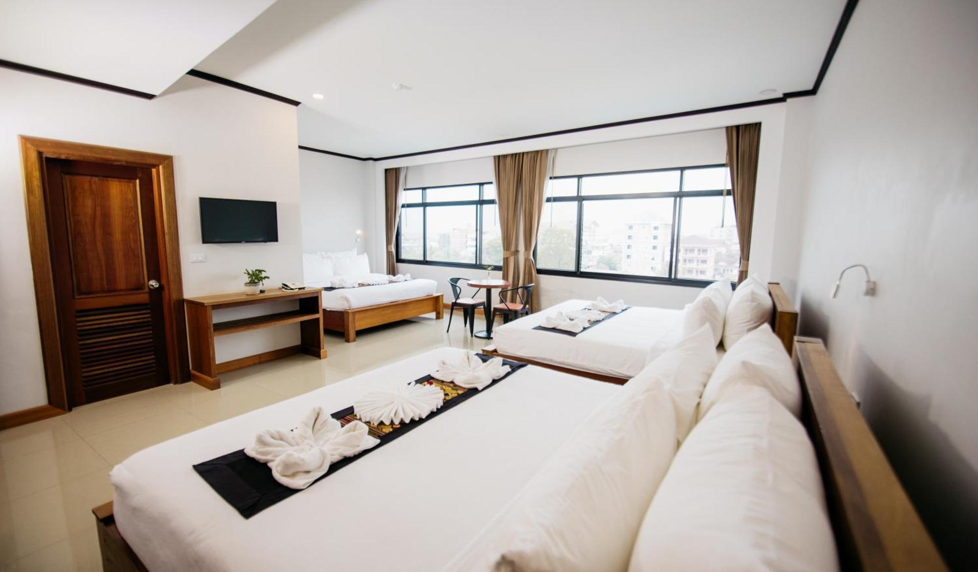 Sisombat Plaza Hotel Vang Vieng Exterior photo
