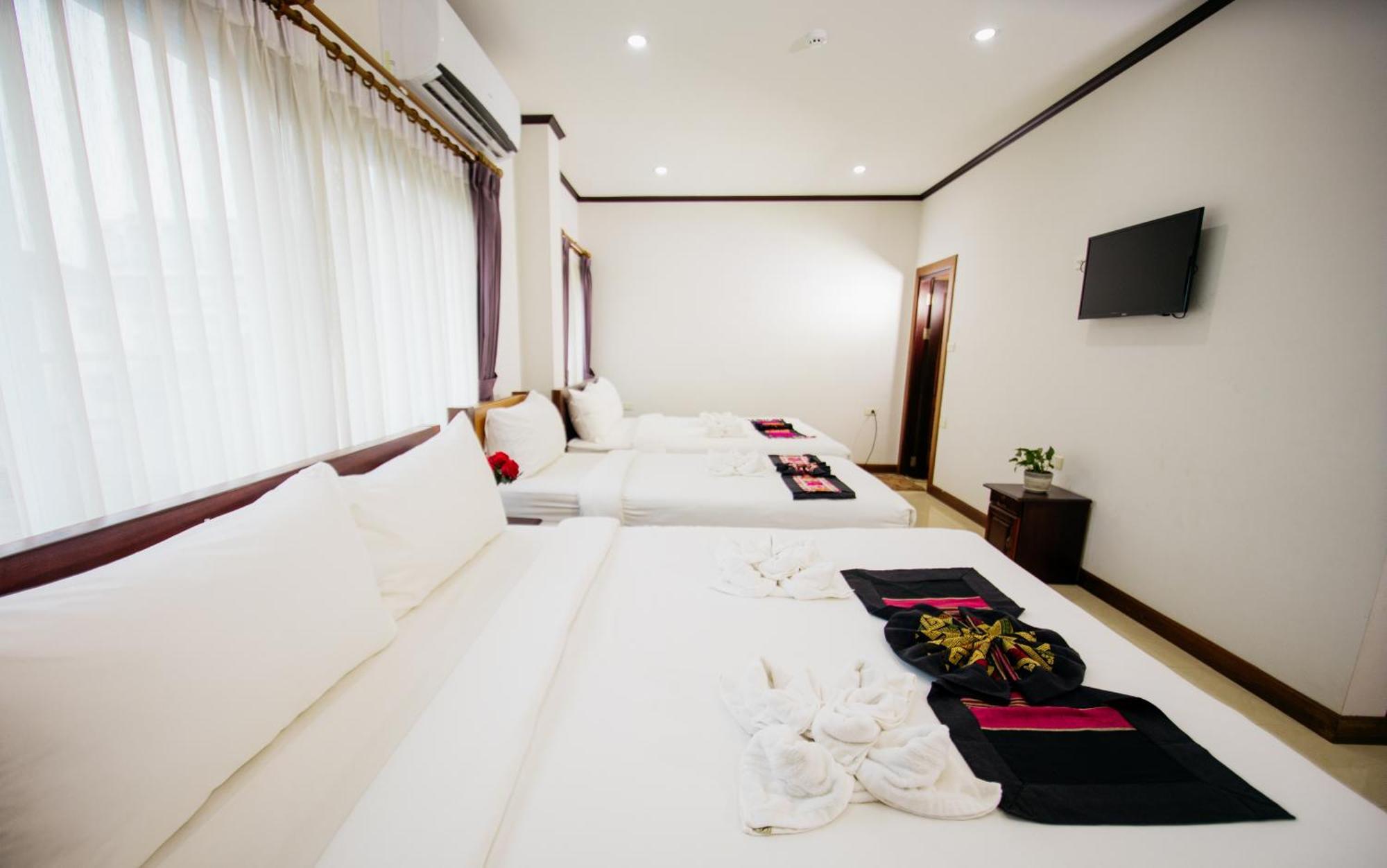 Sisombat Plaza Hotel Vang Vieng Exterior photo
