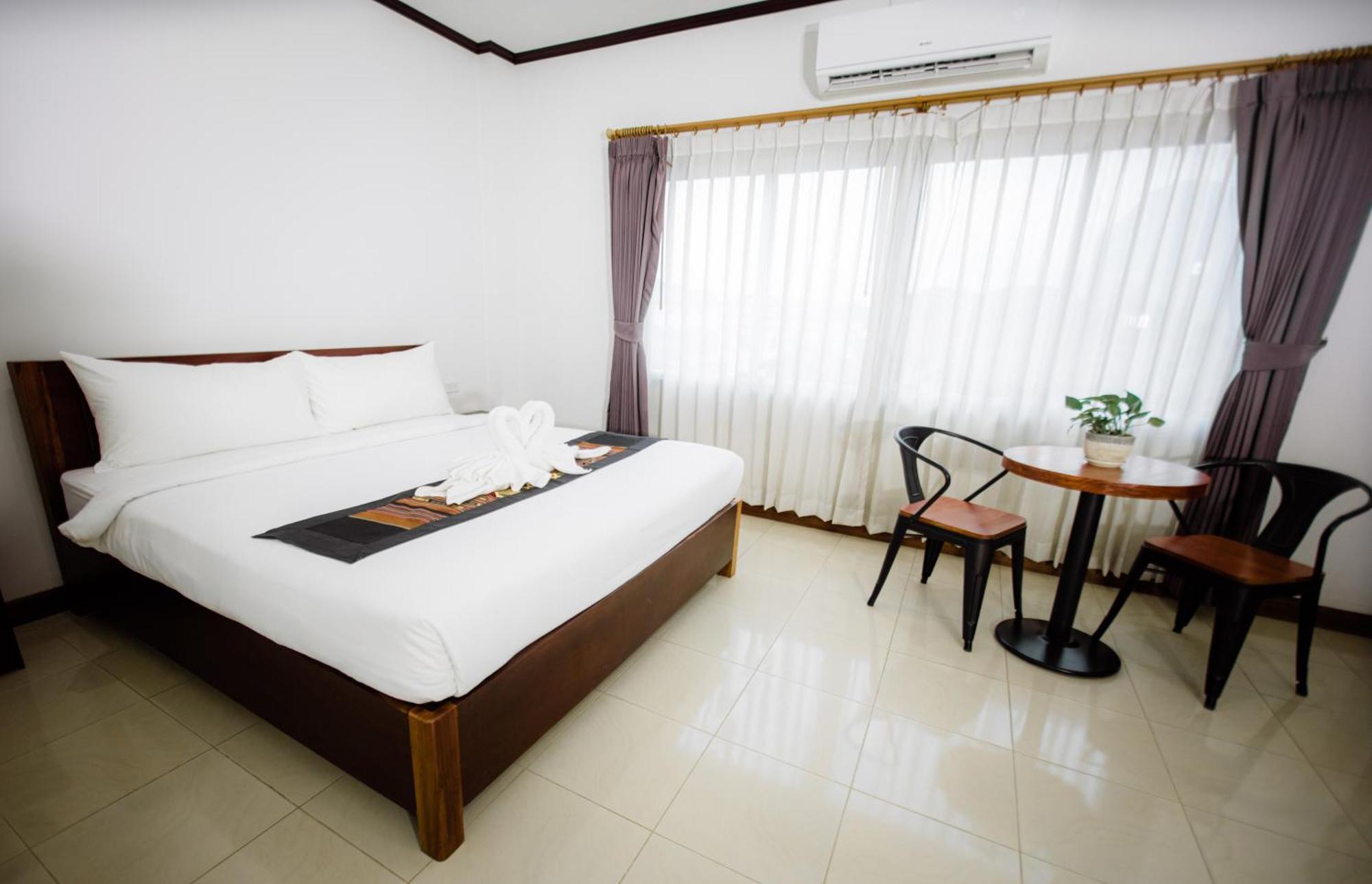 Sisombat Plaza Hotel Vang Vieng Exterior photo