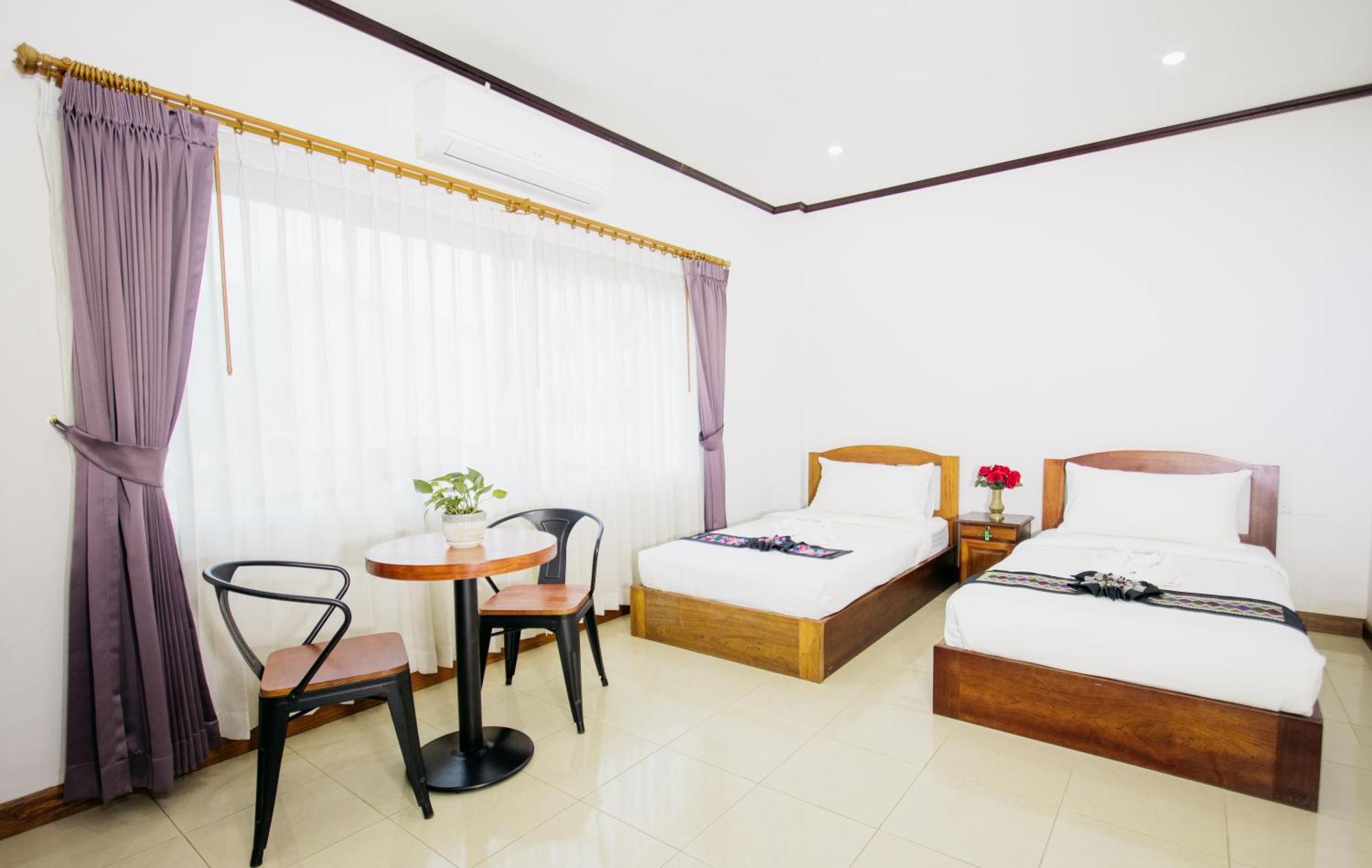 Sisombat Plaza Hotel Vang Vieng Exterior photo
