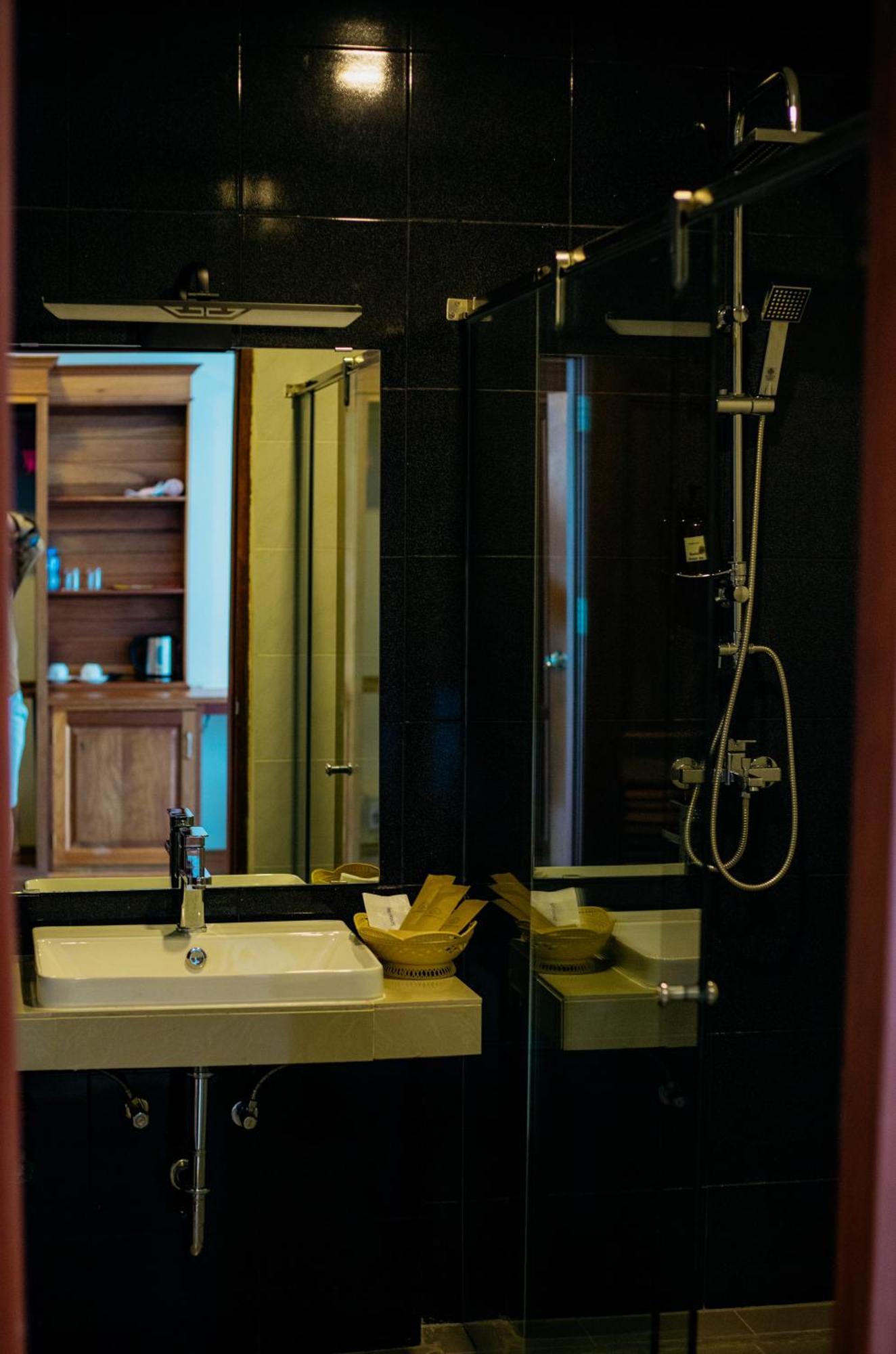 Sisombat Plaza Hotel Vang Vieng Exterior photo