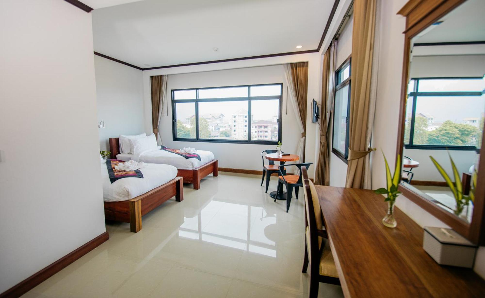 Sisombat Plaza Hotel Vang Vieng Exterior photo