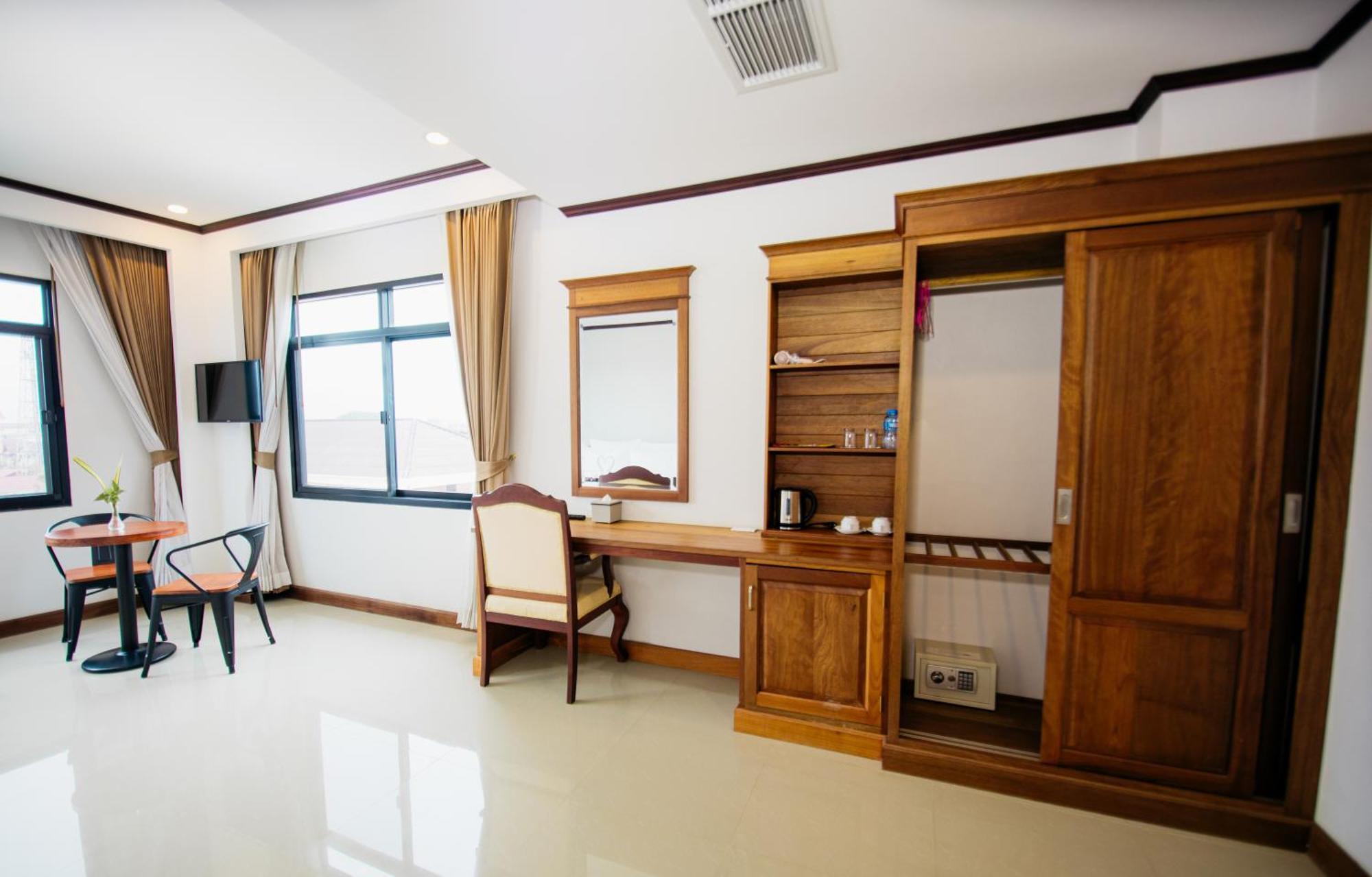 Sisombat Plaza Hotel Vang Vieng Exterior photo