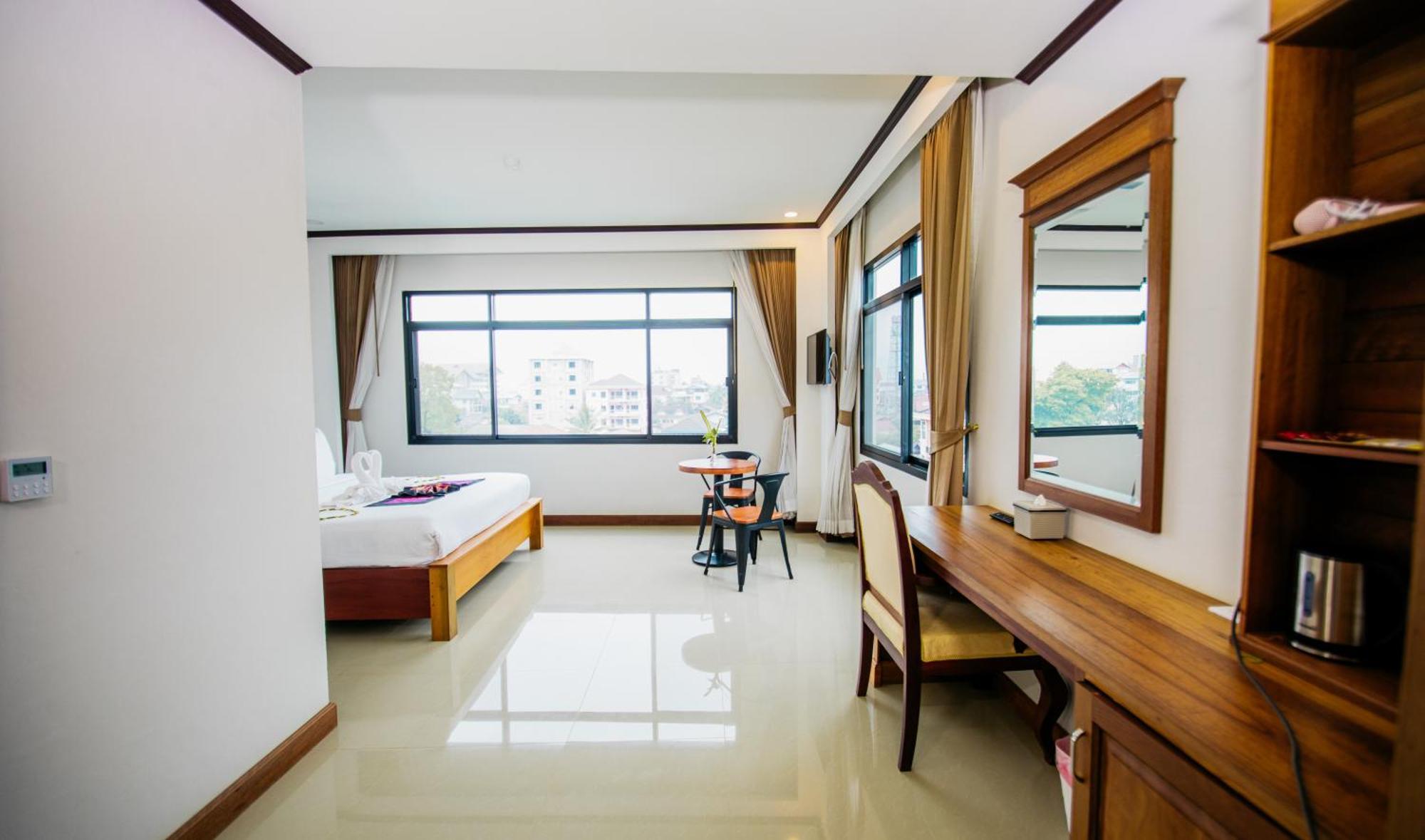 Sisombat Plaza Hotel Vang Vieng Exterior photo